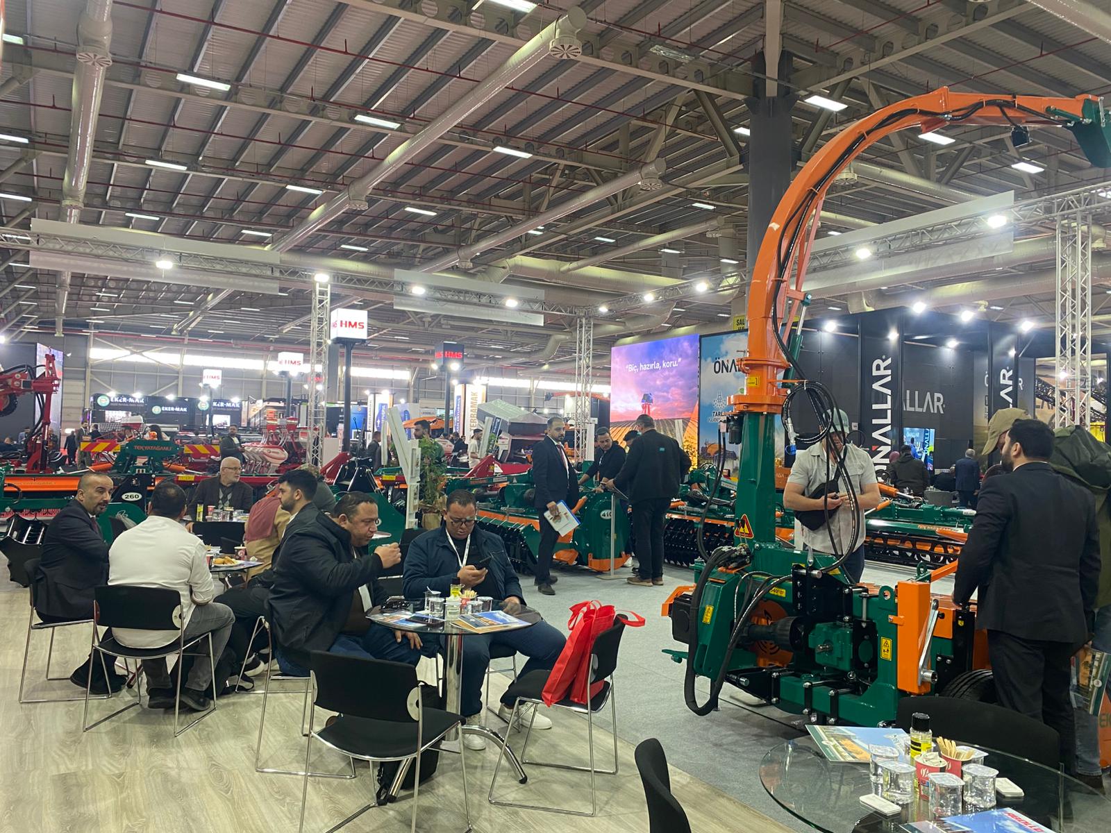  | Аболло Сельскохозяйственная техника | Почвообрабатывающая техника, Сеялки, Уборочные машины, Подготовка фермы и кормления, Машины для внесения удобрений и опрыскивания, Перевозчики, Прицеп-цистерна для перевозки воды, Прицеп-цистерна для перевозки воды, Шнек зерновой, Полуприцепы марки, Двуосный прицеп, Одноосный прицеп, Штанговый опрыскиватель, Вентиляторный опрыскиватель, Навозоразбрасыватель, Удобритель навесной марки, Удобритель навесной с двойным диском, Прицепной удобритель, Силосный пресс-подборщик, Четырех рядный силосный комбайн, Двойной силосный комбайн, Однорядный силосный комбайн, Смеситель - кормораздатчик, Молотковая дробилка, Грабли ворошилки, тип прицепной, Грабли ворошилки, Сегментная сенокосилка марки, Роторная сенокосилка, Роторная сенокосилка, Картофелекопалка, Косилко –связывающее оборудование, Пресс-подборщик, Молотилка передвижная, Молотилка селекторная, Молотилка шнекова, Молотилка, 4-х рядная картофелесажалка, 2-х рядная картофелесажалка, Пневматическая сеялка тип дисковый, Пневматическая сеялка типа, Кунжутная сеялка, Универсальная сеялка, Борона, дисковая модернизированная, Дисковая борона Goble, Горизонтальный культиватор, Профессиональная фреза, Гидравлическая скользящая фреза, Стандартная фреза, Дисковый гребнеобразователь, Eх корпусный плуг для проведения междурядий, Автоматический оборотный плуг, тяжелый тип, Автоматический оборотный плуг, легкий тип, Автоматический плуг с гидравлической регулировкой, Плуг плужный (ПЛУЖНЫЙ отвал FIXED), Дисковый плуг, Дисковый плуг, Офсетная дисковая борона