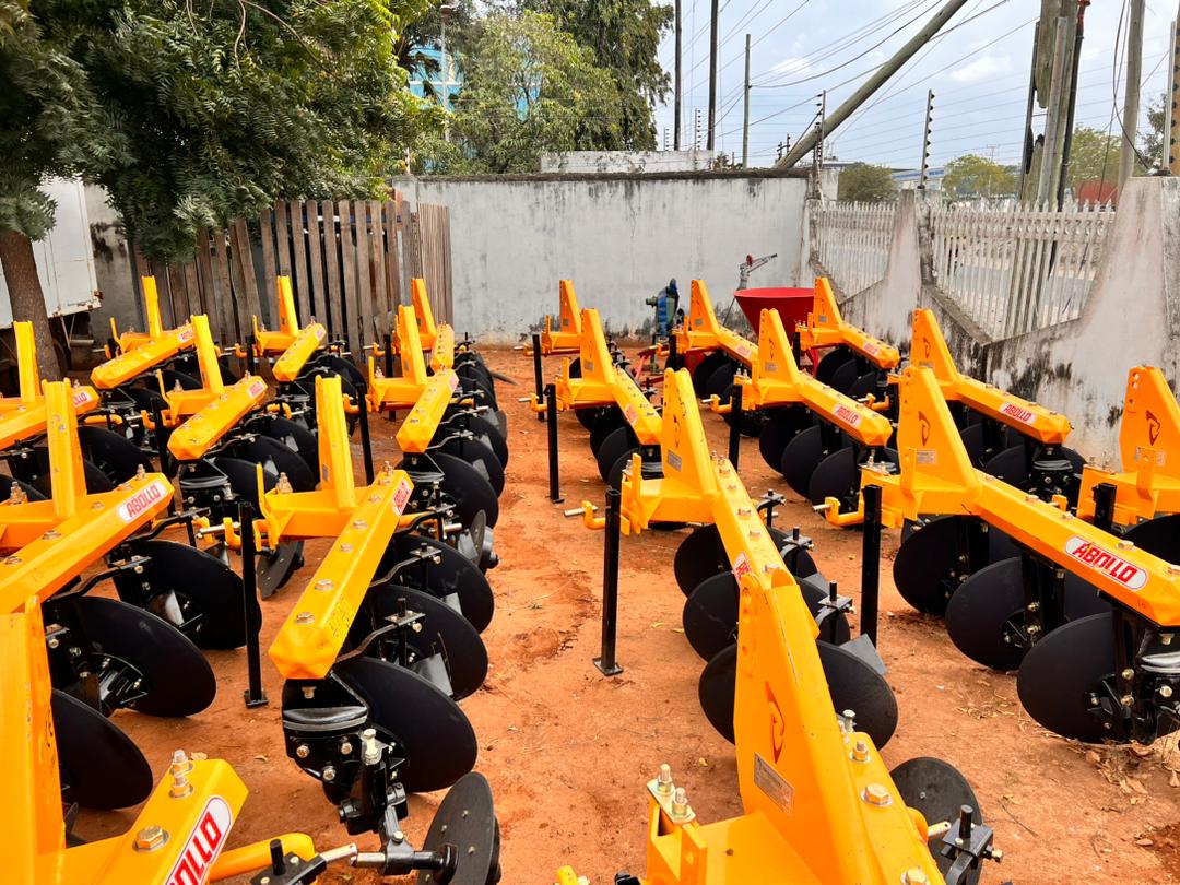  | Аболло Сельскохозяйственная техника | Почвообрабатывающая техника, Сеялки, Уборочные машины, Подготовка фермы и кормления, Машины для внесения удобрений и опрыскивания, Перевозчики, Прицеп-цистерна для перевозки воды, Прицеп-цистерна для перевозки воды, Шнек зерновой, Полуприцепы марки, Двуосный прицеп, Одноосный прицеп, Штанговый опрыскиватель, Вентиляторный опрыскиватель, Навозоразбрасыватель, Удобритель навесной марки, Удобритель навесной с двойным диском, Прицепной удобритель, Силосный пресс-подборщик, Четырех рядный силосный комбайн, Двойной силосный комбайн, Однорядный силосный комбайн, Смеситель - кормораздатчик, Молотковая дробилка, Грабли ворошилки, тип прицепной, Грабли ворошилки, Сегментная сенокосилка марки, Роторная сенокосилка, Роторная сенокосилка, Картофелекопалка, Косилко –связывающее оборудование, Пресс-подборщик, Молотилка передвижная, Молотилка селекторная, Молотилка шнекова, Молотилка, 4-х рядная картофелесажалка, 2-х рядная картофелесажалка, Пневматическая сеялка тип дисковый, Пневматическая сеялка типа, Кунжутная сеялка, Универсальная сеялка, Борона, дисковая модернизированная, Дисковая борона Goble, Горизонтальный культиватор, Профессиональная фреза, Гидравлическая скользящая фреза, Стандартная фреза, Дисковый гребнеобразователь, Eх корпусный плуг для проведения междурядий, Автоматический оборотный плуг, тяжелый тип, Автоматический оборотный плуг, легкий тип, Автоматический плуг с гидравлической регулировкой, Плуг плужный (ПЛУЖНЫЙ отвал FIXED), Дисковый плуг, Дисковый плуг, Офсетная дисковая борона